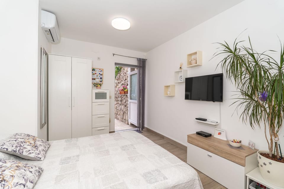 Bed, Seating area, Bedroom, wardrobe