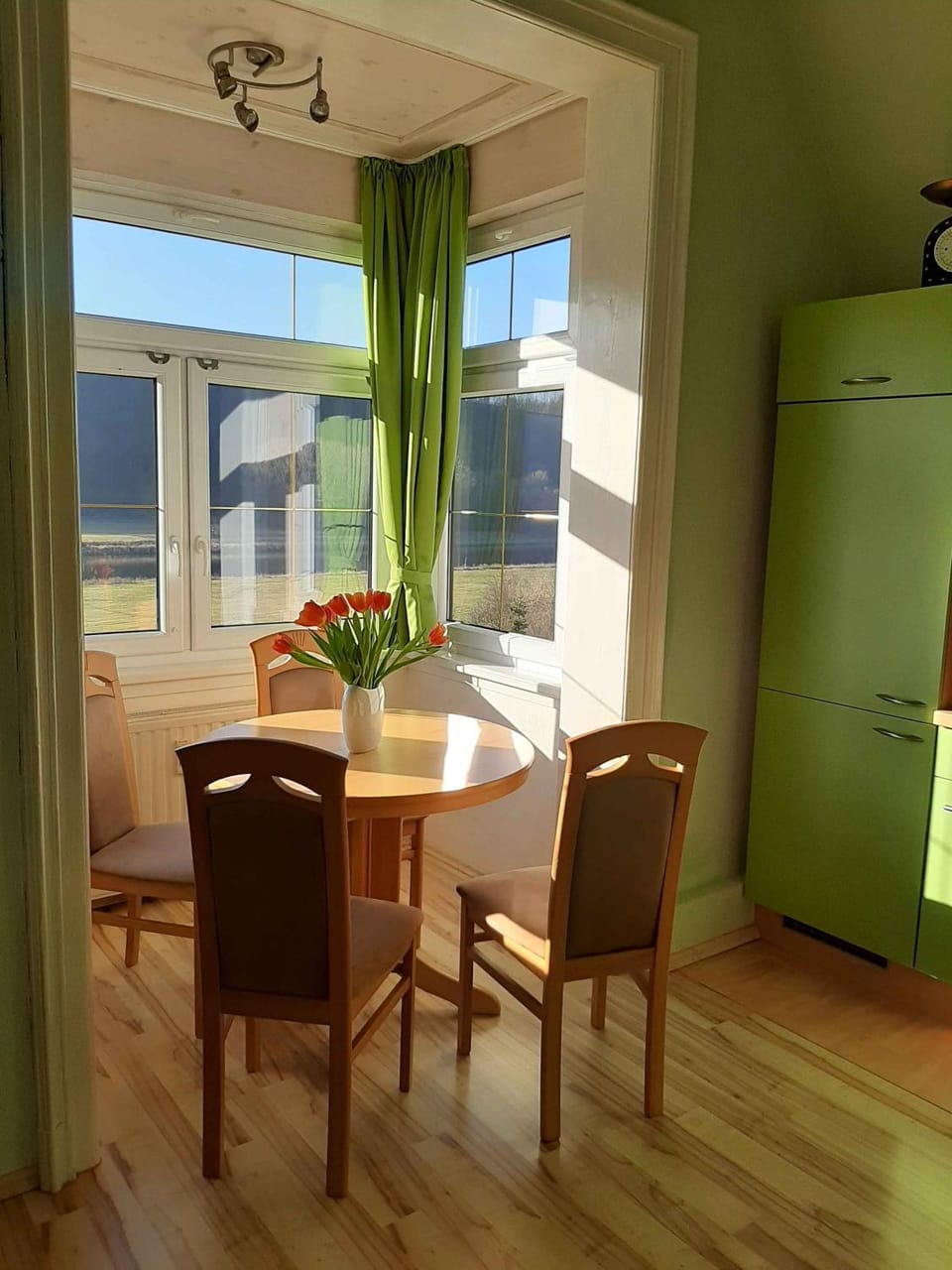 Seating area, Dining area, River view