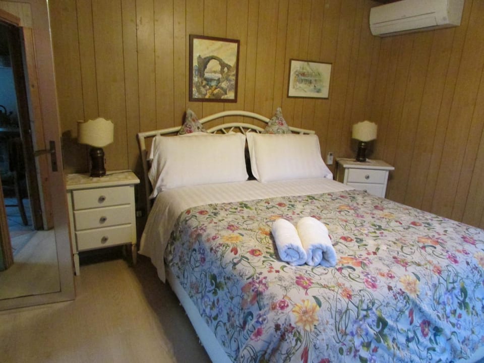 Bed, Photo of the whole room, Bedroom, air conditioner