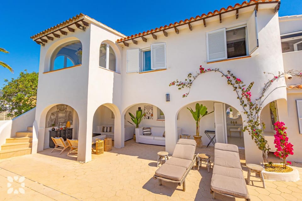 Property building, Patio, Day, View (from property/room), Balcony/Terrace, Living room, Seating area, sunbed