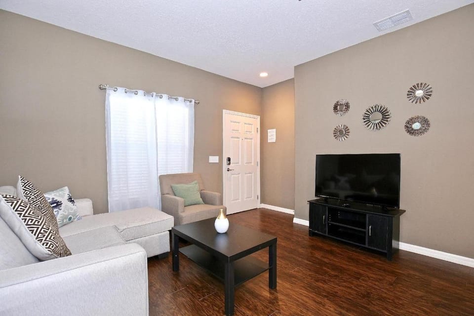 Great townhouse in gated community West Lucaya House in Four Corners