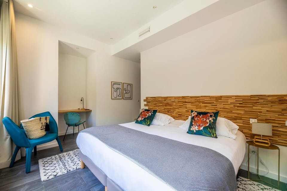 Night, Photo of the whole room, Bedroom, towels