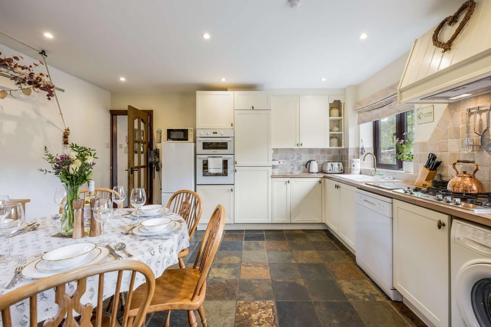 The Willows - Charming Railway Woodland Cottage with Log Burner House in Christchurch