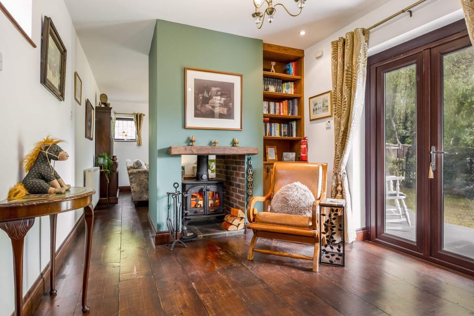The Willows - Charming Railway Woodland Cottage with Log Burner House in Christchurch