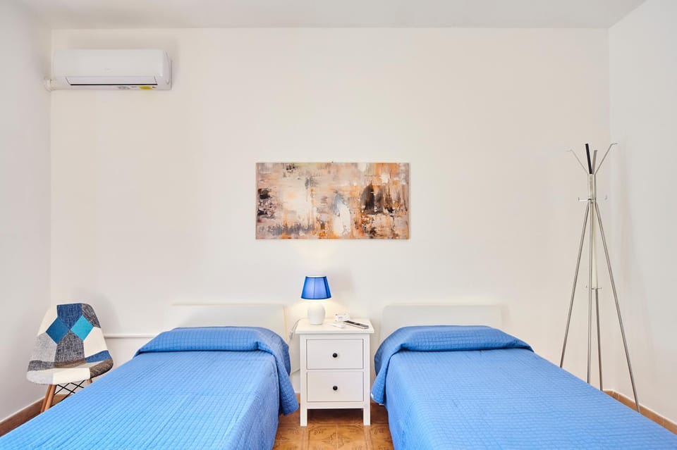 Bed, Photo of the whole room, Bedroom, air conditioner