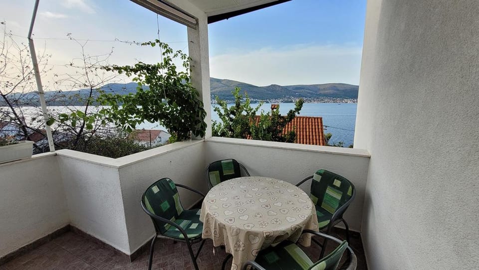 View (from property/room), Balcony/Terrace, Seating area, Sea view