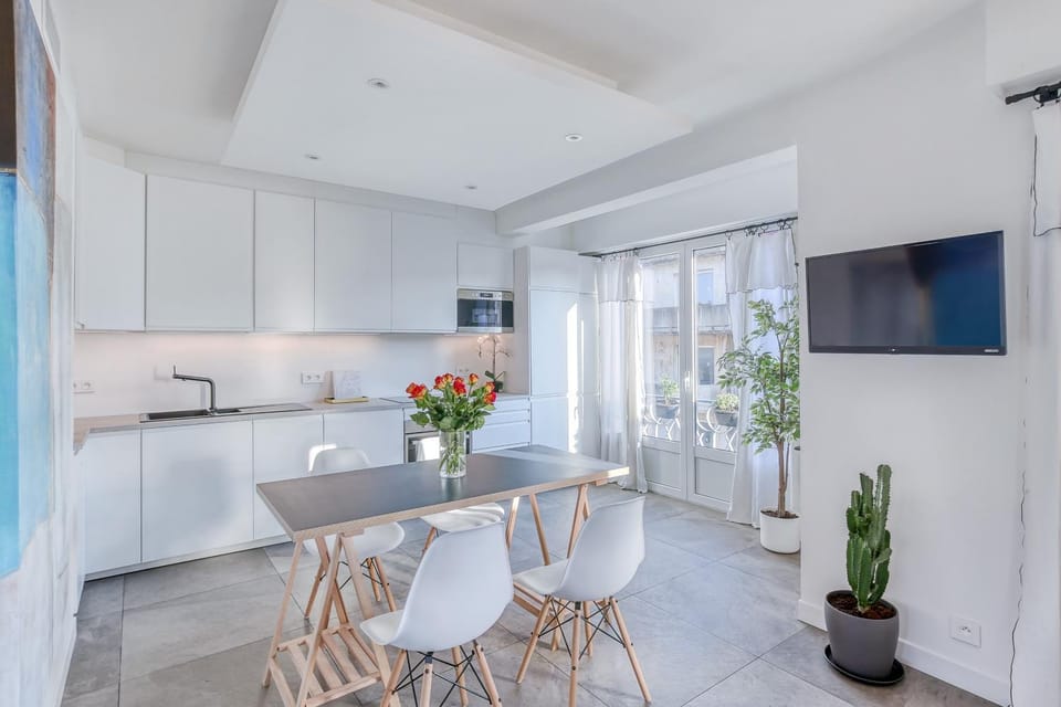 Centre-ville – Appartement (A/C) 6 personnes – 5 minutes plages et gare by Weekome Apartment in Antibes