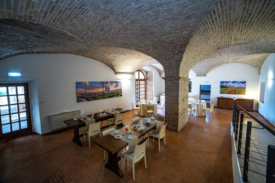 Restaurant/places to eat, Lounge or bar