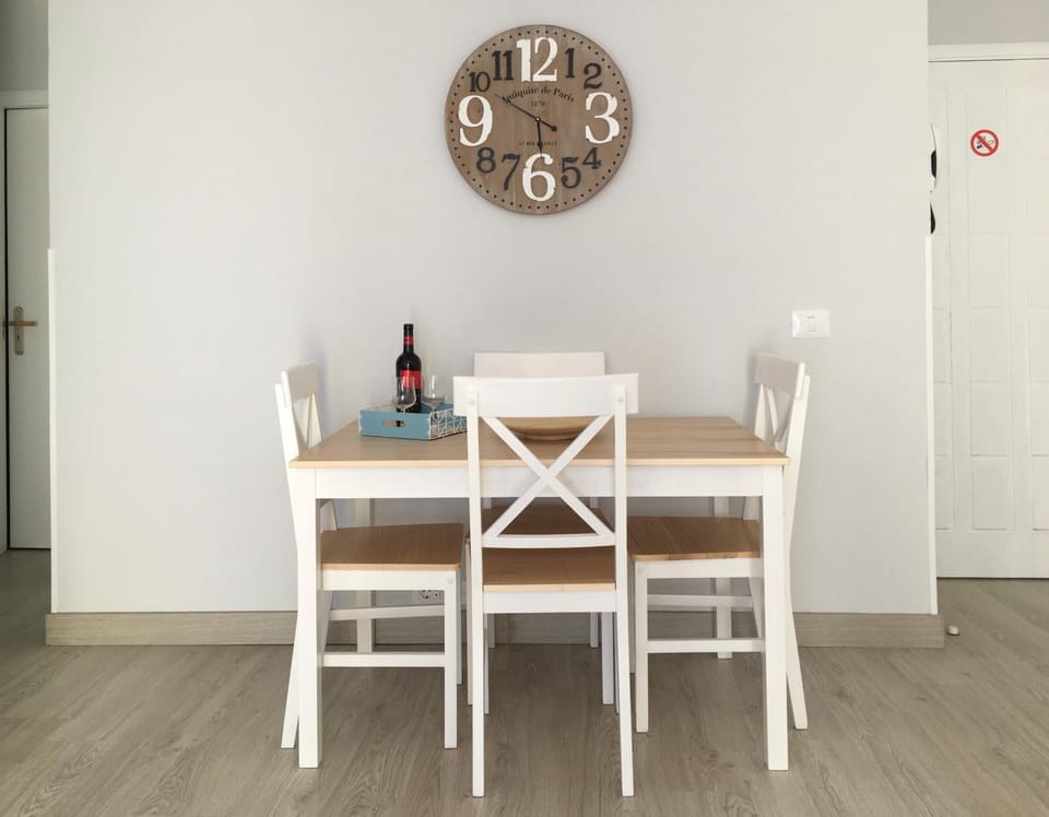 Seating area, Dining area, Family