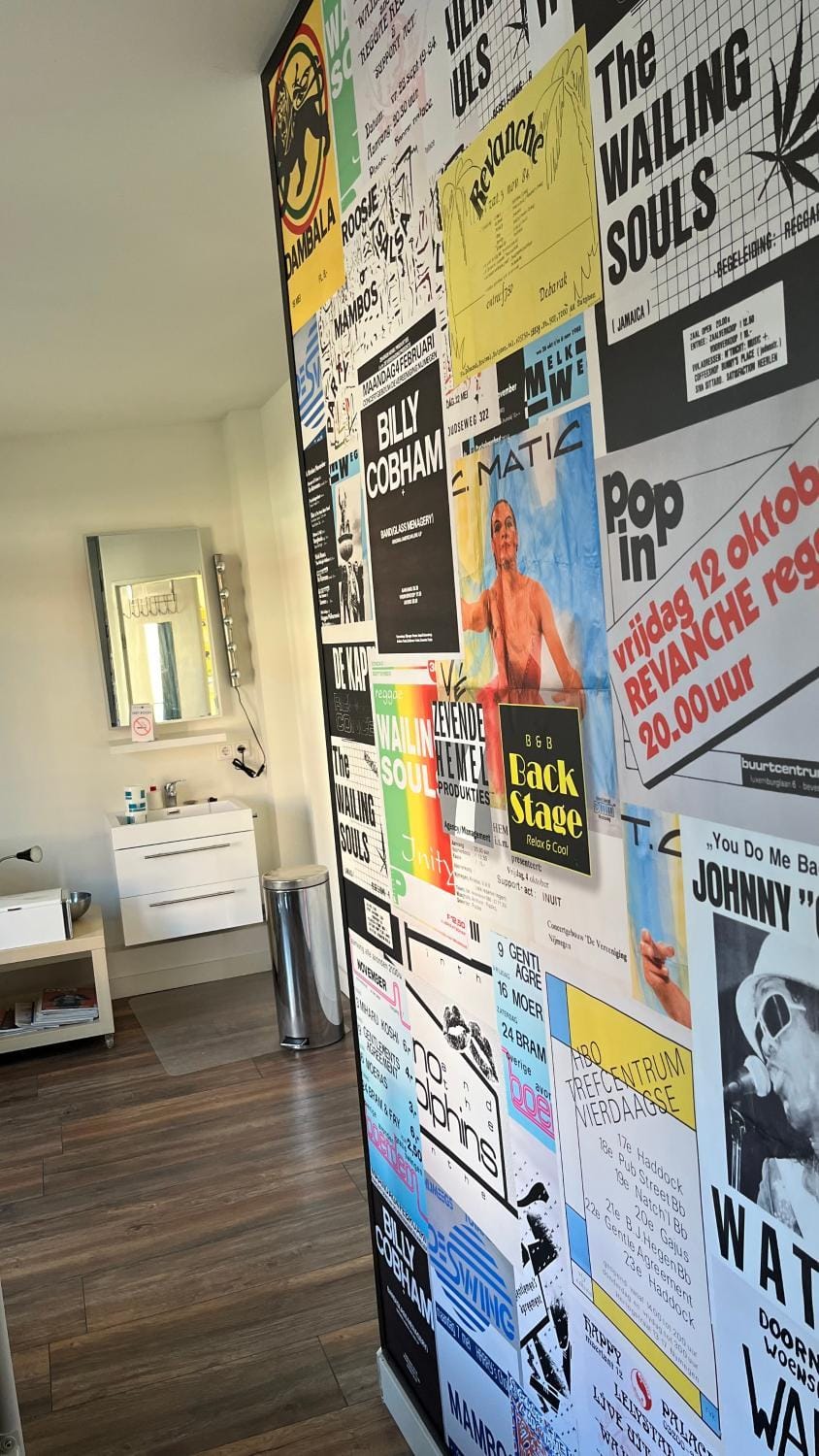 Photo of the whole room, Text overlay