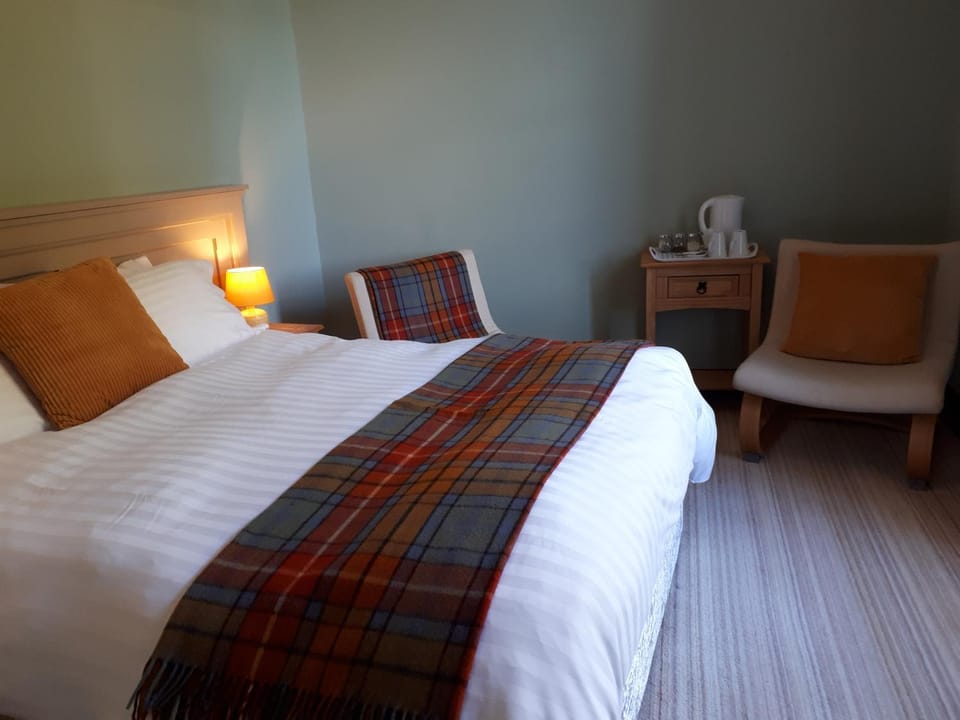 Bed, View (from property/room), Seating area, Bedroom, Quiet street view