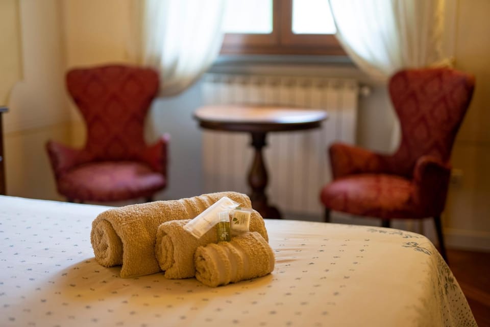 Bed, Living room, Photo of the whole room, Seating area, Bedroom, towels