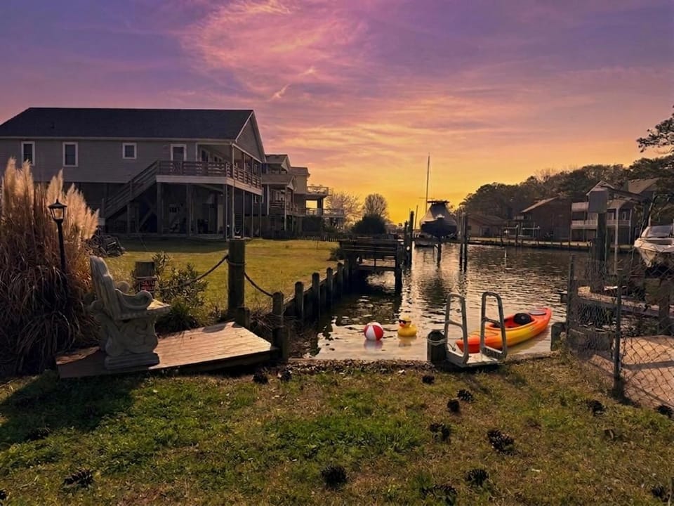 Sound Waves - Colington Harbor, Canalfront w/Access, Pets OK, Community Pool, YR Flex Stays House in North Carolina