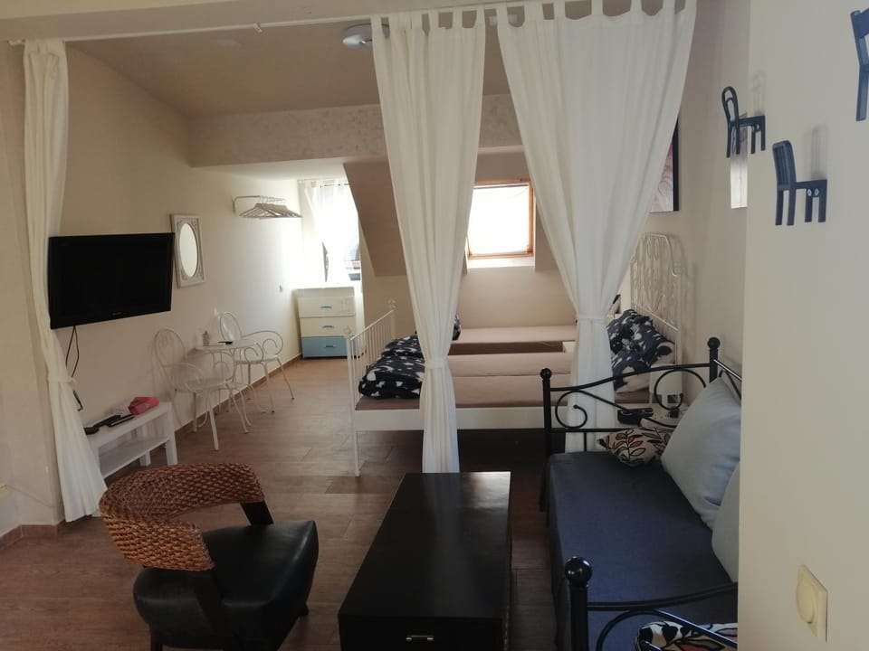 TV and multimedia, Living room, Seating area, Bedroom, Sunset