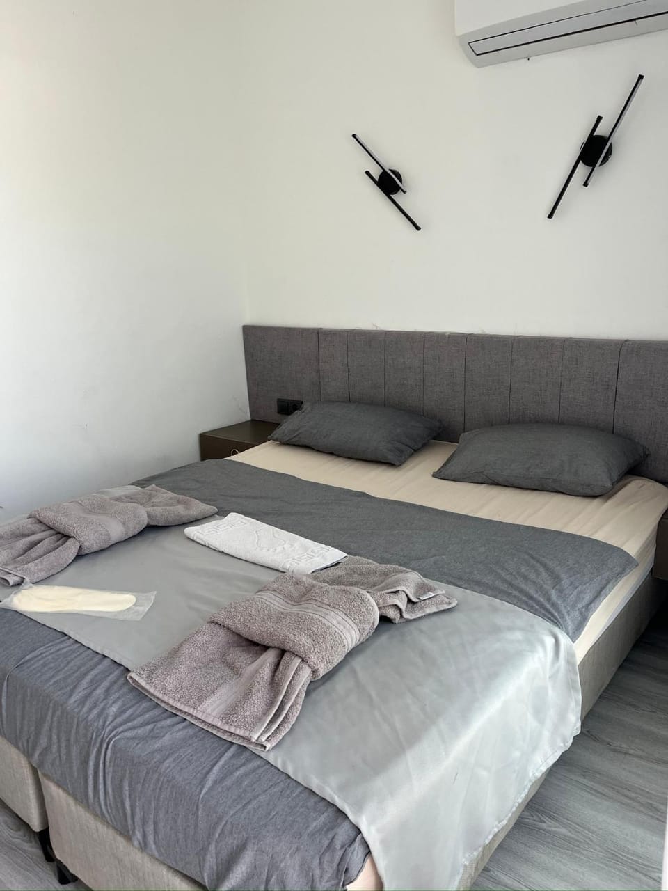 Bed, Bedroom, towels, air conditioner
