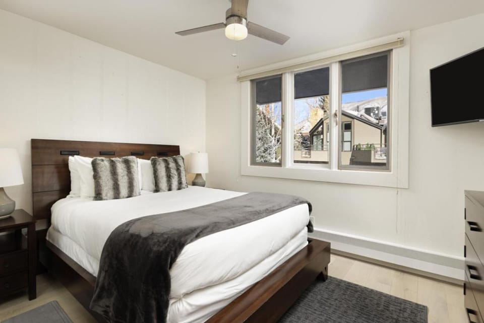 Chateau Snow Unit 202, Renovated Condo with Great Natural Light, Excellent Location House in Aspen
