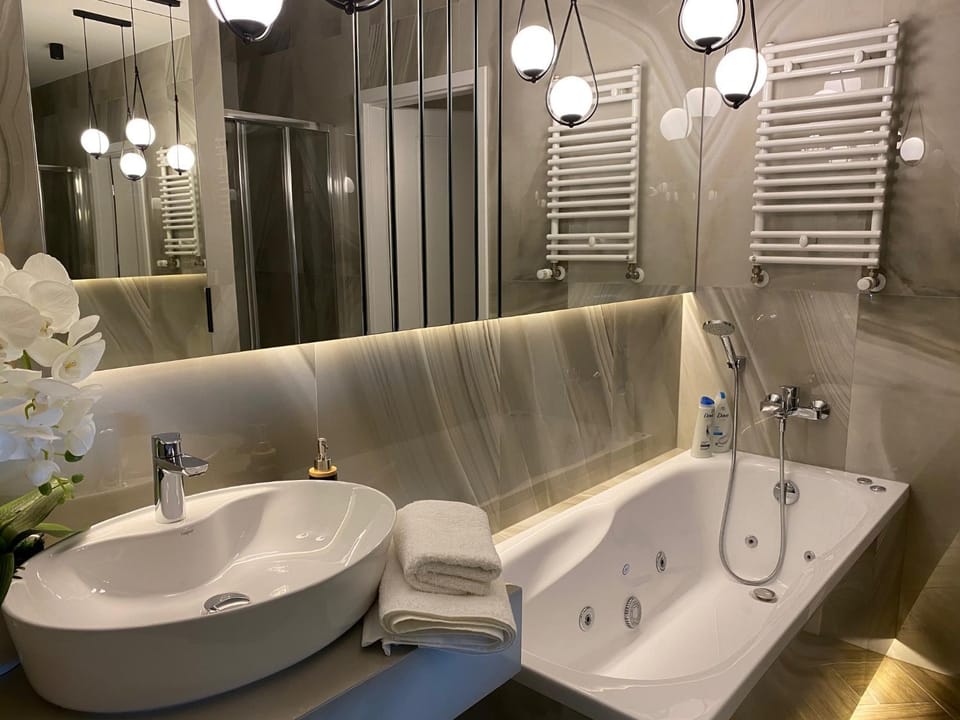 Hot Tub, Sauna, Bathroom, Spa and wellness centre/facilities