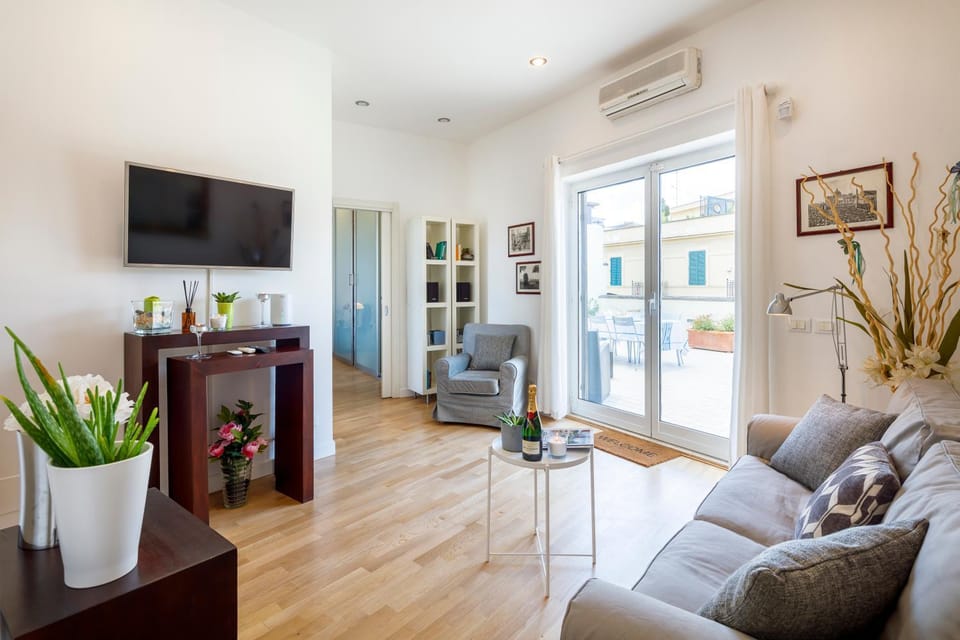 Communal lounge/ TV room, TV and multimedia, Living room, Seating area