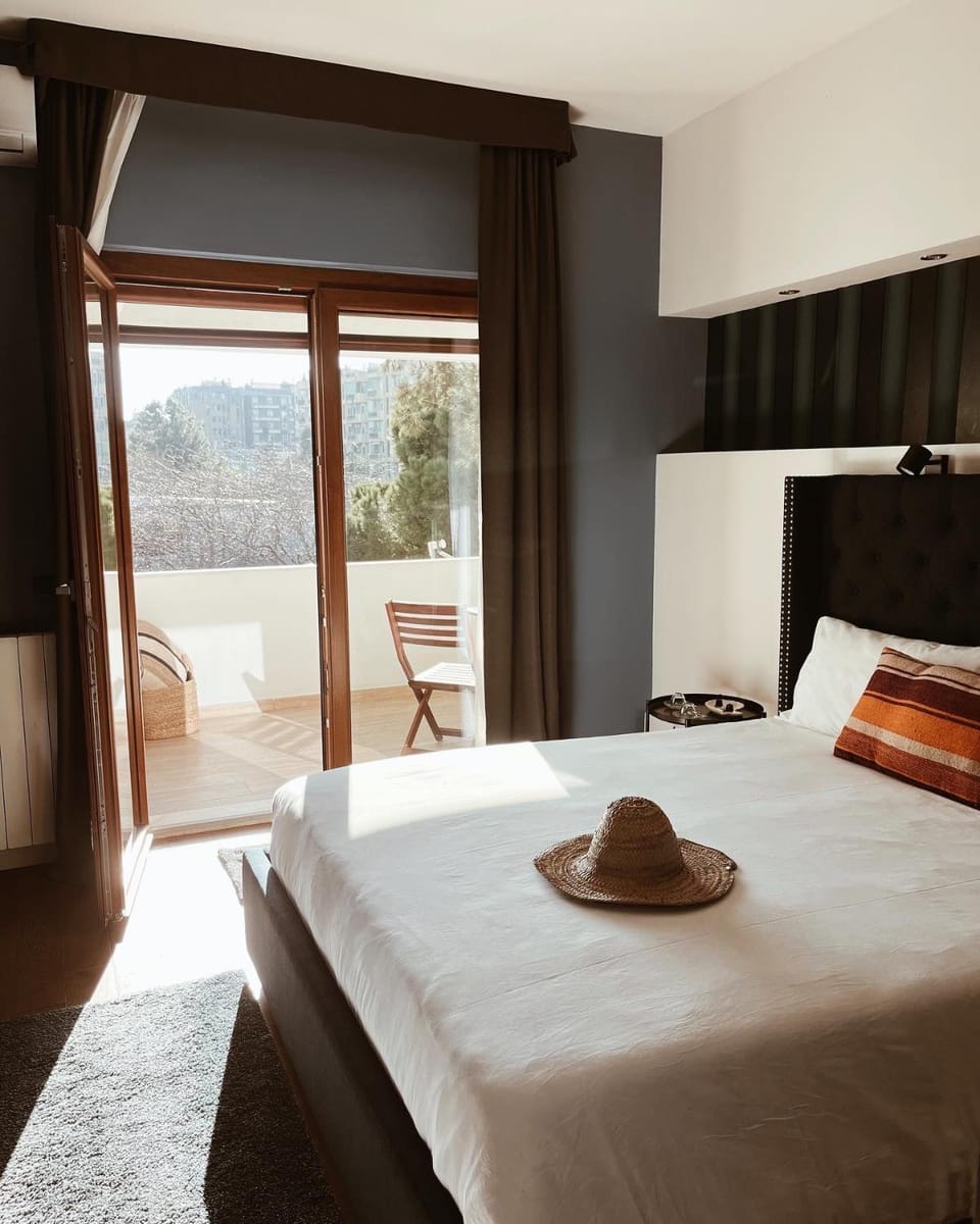 Bed, Natural landscape, Photo of the whole room, Bedroom