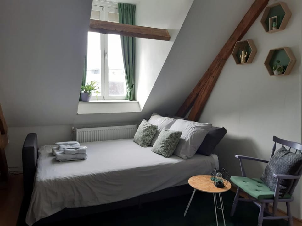 Bed, Living room