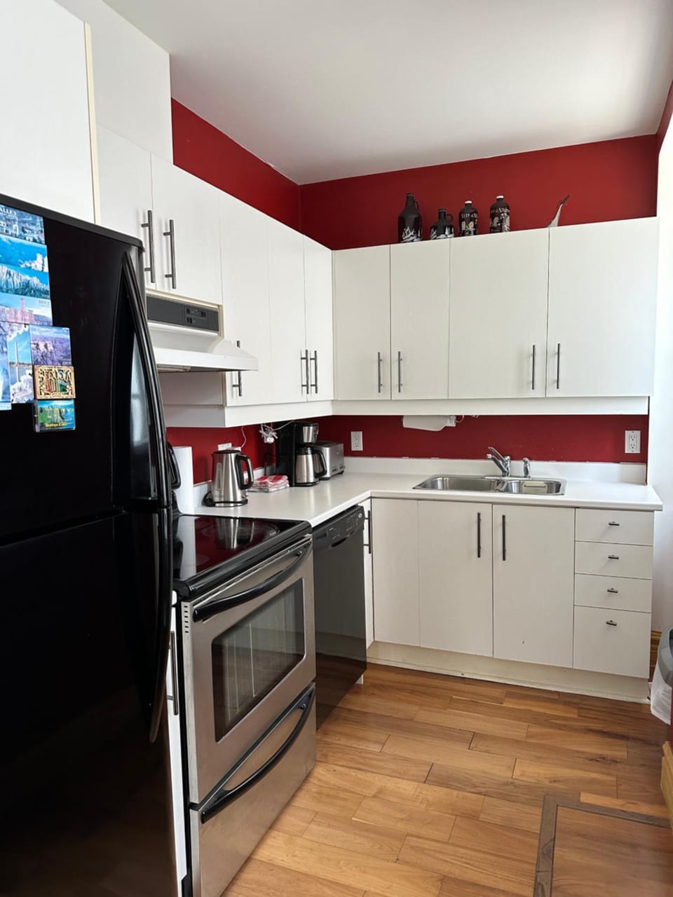 Kitchen or kitchenette, dishwasher, minibar, oven, stove