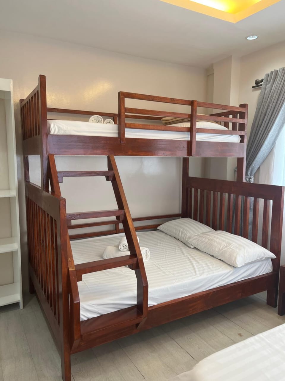 Maykenn Beach-Cafe Bar and Restaurant Bed and Breakfast in Central Visayas
