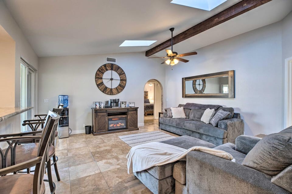 3 Mi to Westgate: Desert Home w/ Hot Tub in Peoria House in Glendale