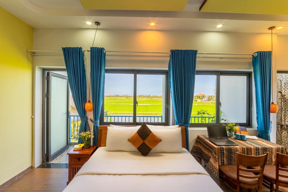 Bed, TV and multimedia, Living room, Photo of the whole room, Seating area, Bedroom, Garden view