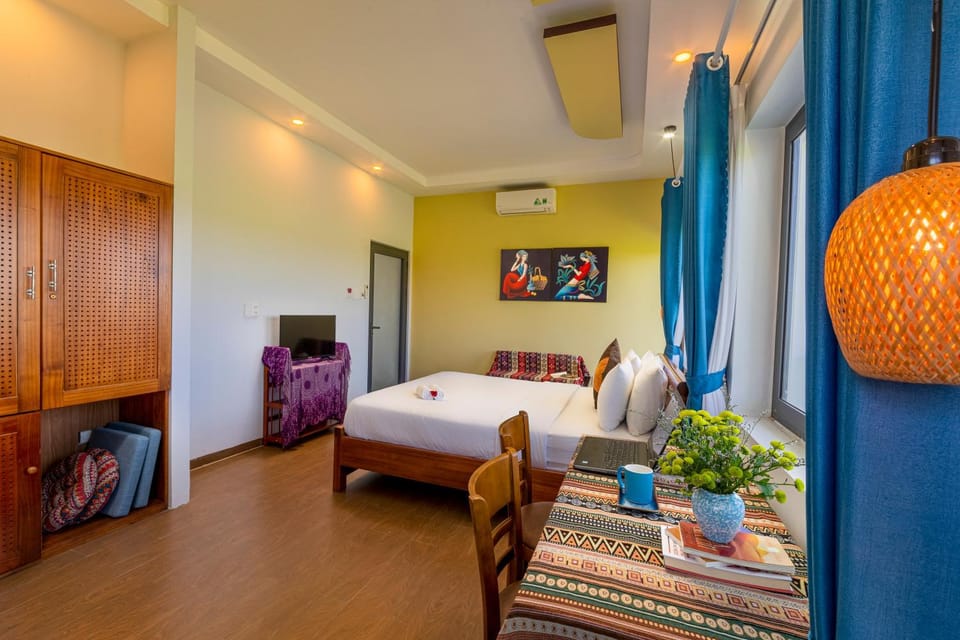 Bed, TV and multimedia, Photo of the whole room, Seating area, Dining area, Bedroom, hair dresser, wardrobe