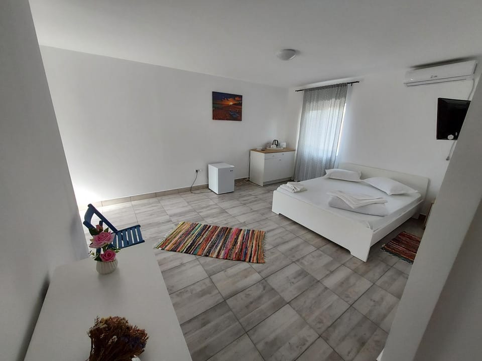 Bed, Living room, Bedroom