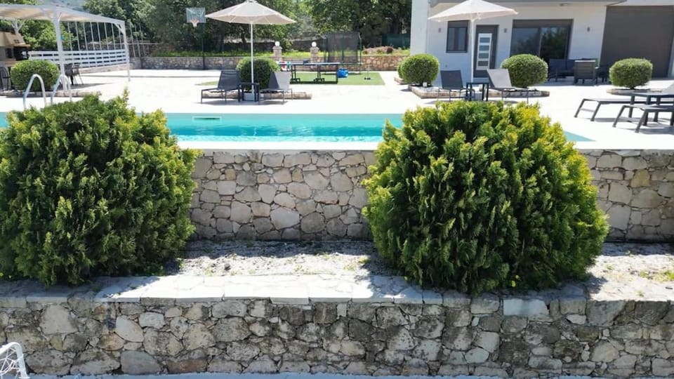 Day, Garden, Swimming pool, sunbed
