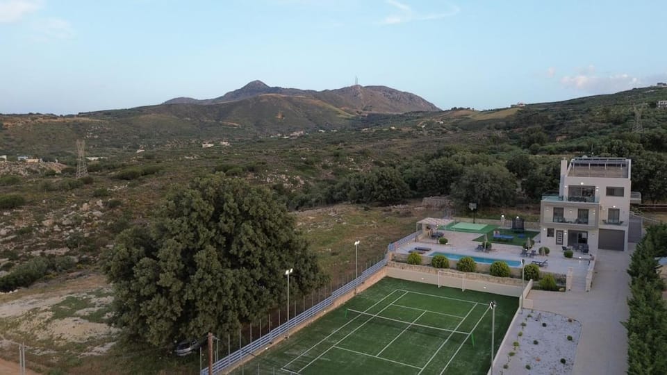 Property building, Day, Natural landscape, Bird's eye view, Tennis court, Mountain view