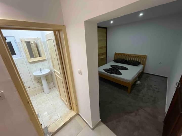 Bed, Bathroom, Photo of the whole room, Bedroom