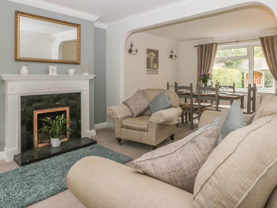 Humble Bee Cottage House in England