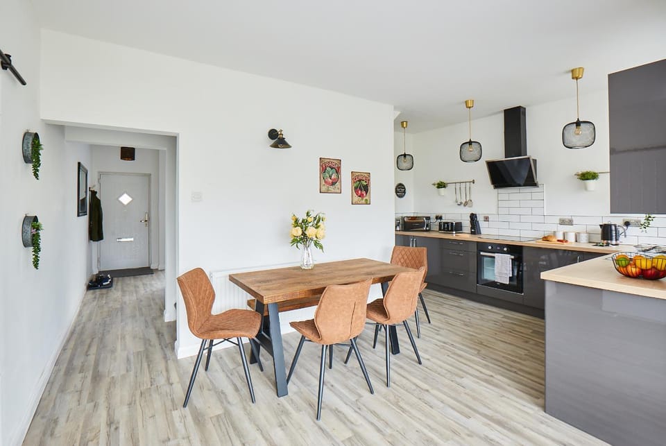 Kitchen or kitchenette, Dining area