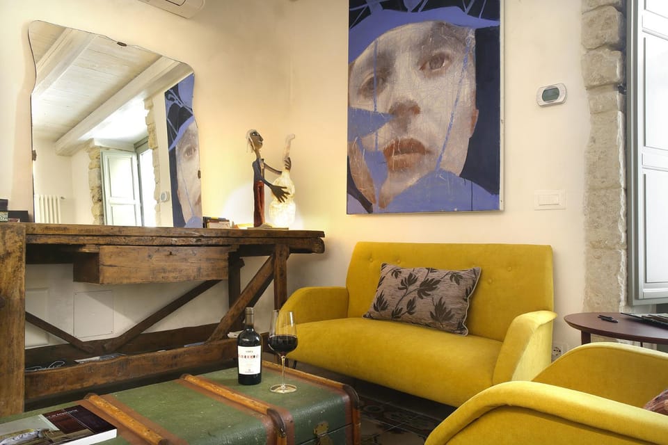Living room, Seating area, Alcoholic drinks