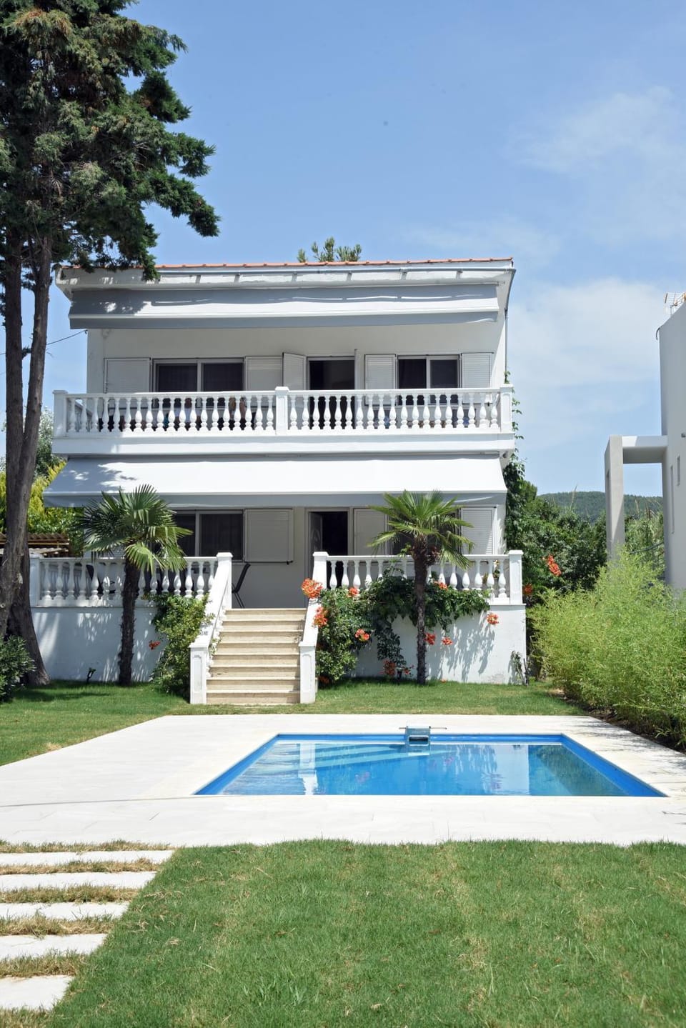 Property building, Garden, Swimming pool, Swimming pool