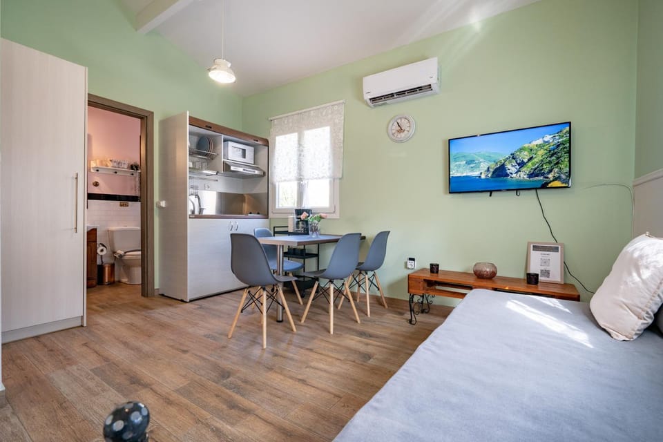 TV and multimedia, Kitchen or kitchenette, Living room, Dining area