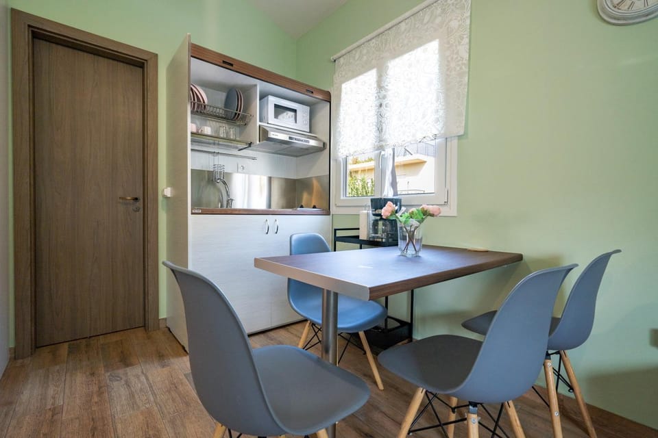 Kitchen or kitchenette, Dining area