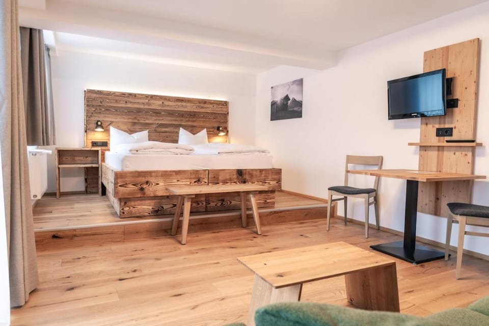 Bed, TV and multimedia, Photo of the whole room