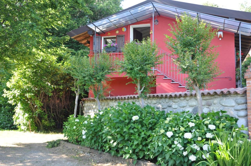la casa rossa nel bosco House in Lombardy