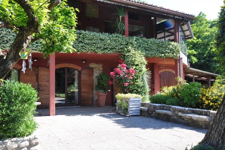 la casa rossa nel bosco House in Lombardy