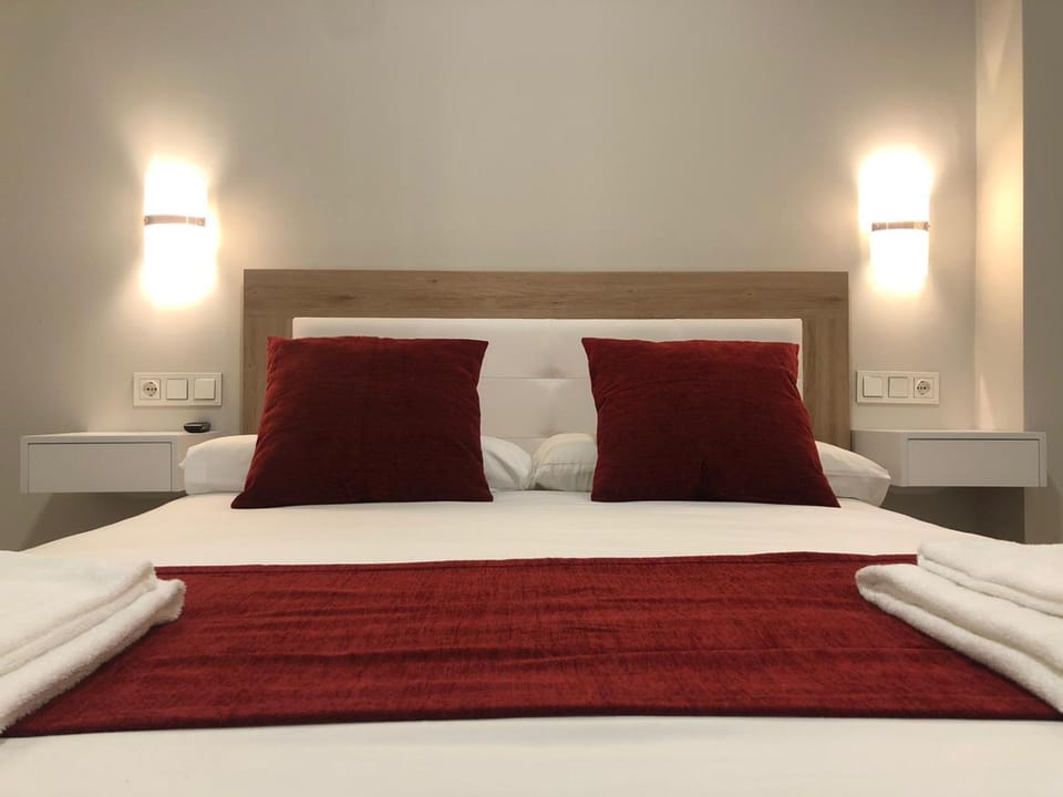 Bed, Bedroom, towels