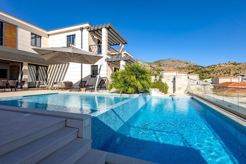 Property building, Patio, Day, Neighbourhood, Balcony/Terrace, Balcony/Terrace, Seating area, Dining area, Mountain view, Pool view, Swimming pool, sunbed