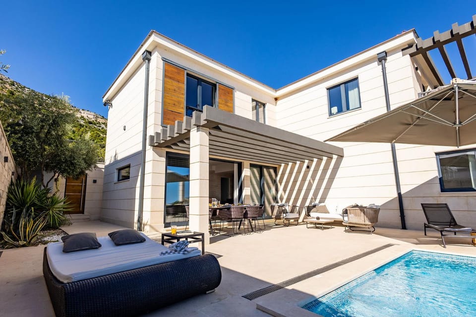 Property building, Patio, Day, Balcony/Terrace, Seating area, Dining area, Swimming pool, sunbed