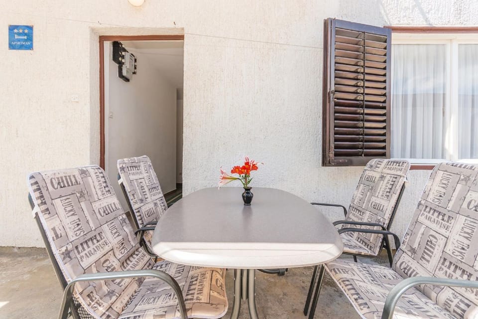 Property building, Balcony/Terrace, Seating area