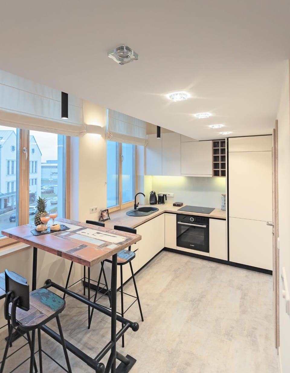 Kitchen or kitchenette, Dining area