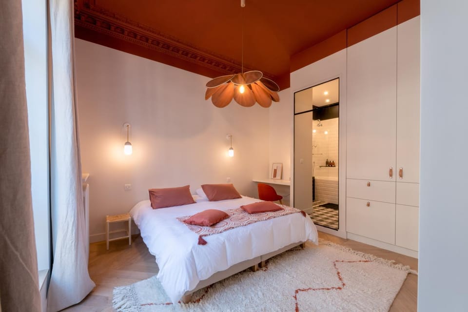 Photo of the whole room, Bedroom