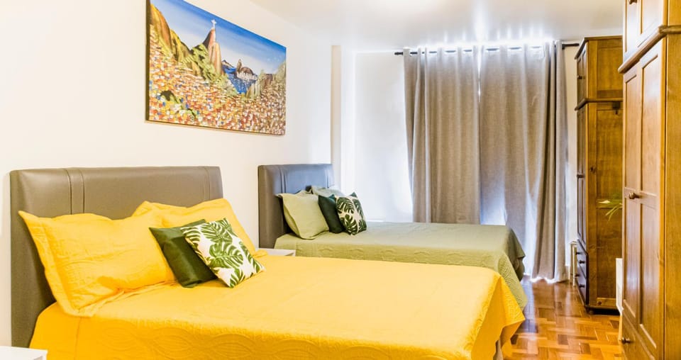 COPACABANA TODO REFORMADO, 3 QUARTOS, 2 BANHEIROS, VARANDA, 6 camas, no posto 6, Próximo Arpoador e Ipanema pauloangerami RP144 Apartment in Rio de Janeiro