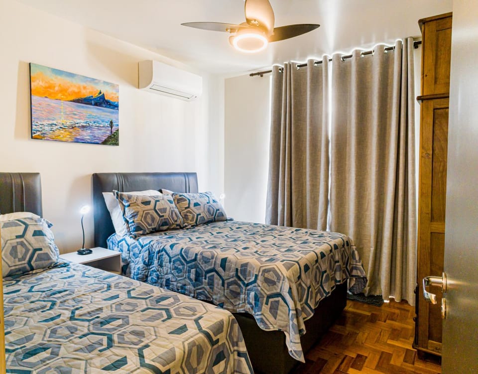 COPACABANA TODO REFORMADO, 3 QUARTOS, 2 BANHEIROS, VARANDA, 6 camas, no posto 6, Próximo Arpoador e Ipanema pauloangerami RP144 Apartment in Rio de Janeiro